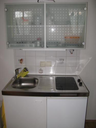 Bild: Küchenette mit Kochfeld und Kühlschrank
